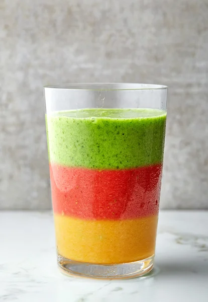 Glas mångfärgade smoothie — Stockfoto