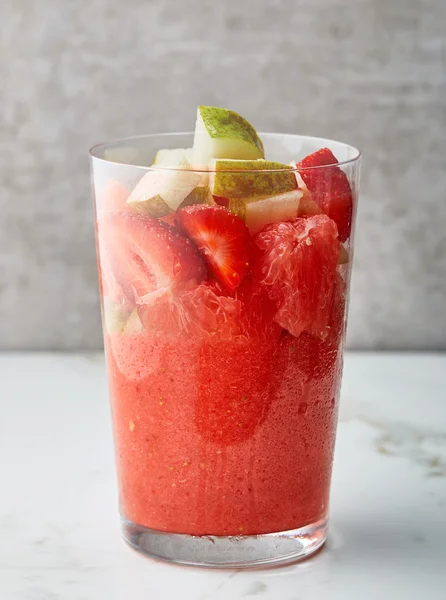 Verre de smoothie rouge — Photo