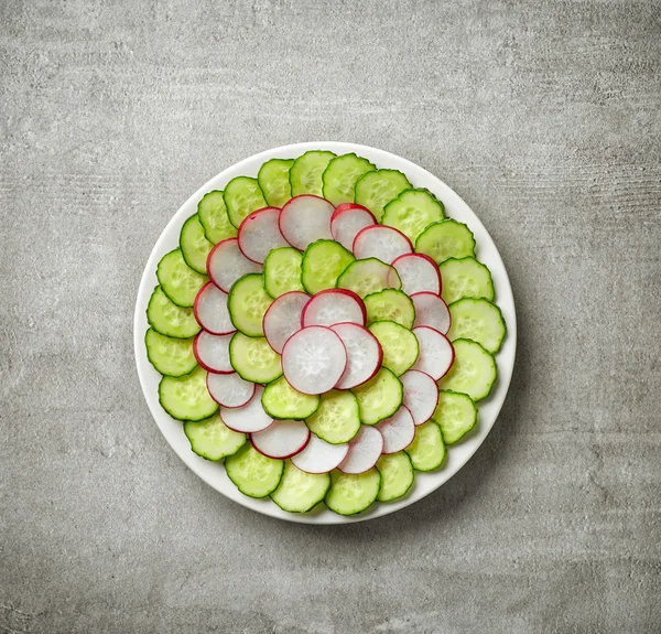 Fresh cucumber and radish slices — Stock Photo, Image