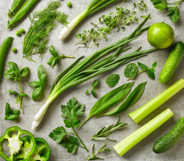 Ervas e produtos hortícolas verdes frescos — Fotografia de Stock