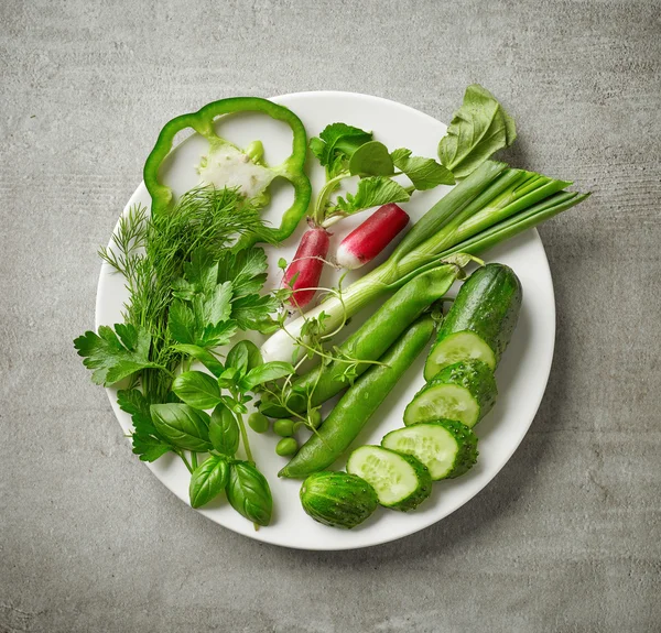 Plato de diversas hierbas y verduras frescas crudas — Foto de Stock