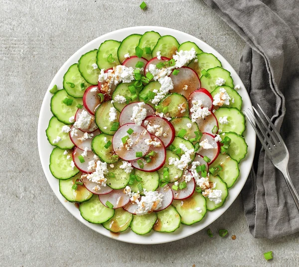 Teller mit Gurken-Rettich-Salat — Stockfoto