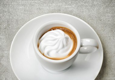 fincan espresso ile krem şanti