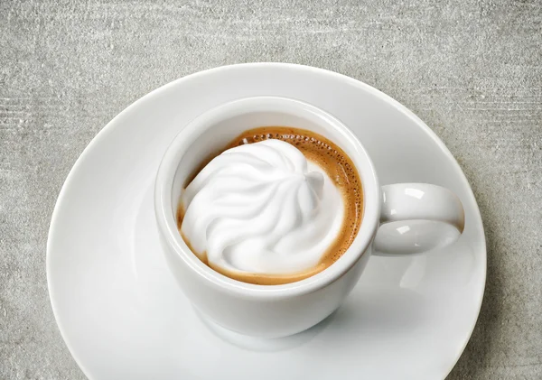 Tazza di espresso con panna montata — Foto Stock