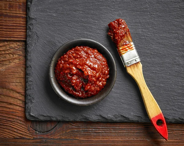 Kom van chili, tomaten en knoflook saus — Stockfoto