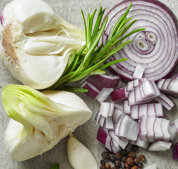 Färsk vitlök, lök och rosmarin — Stockfoto