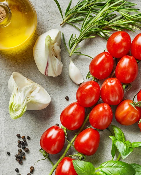 Olika färska grönsaker och örter — Stockfoto