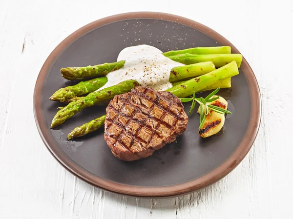 Steak grillé et asperges — Photo