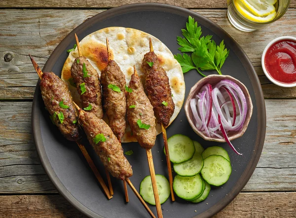 Espetinhos de carne picada grelhados kebabs — Fotografia de Stock