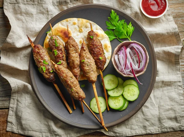 Izgara kıyma kebap şişleri — Stok fotoğraf