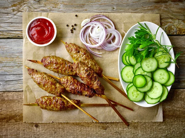 Espetinhos de carne picada grelhados kebabs — Fotografia de Stock