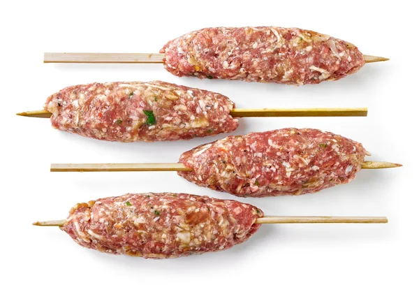 Frische rohe Lammhackfleisch-Spieße — Stockfoto