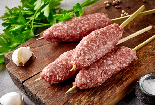Carne picada crua fresca espetos kebabs — Fotografia de Stock