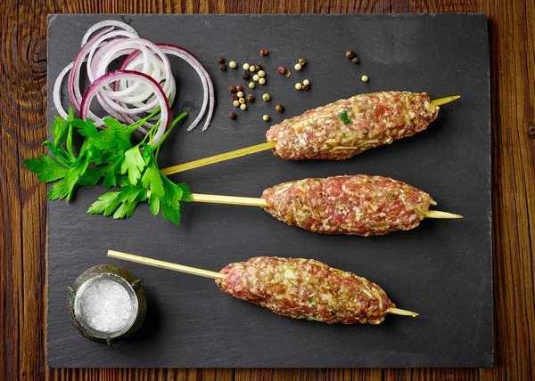 Espetadas de carne picada crua kebabs — Fotografia de Stock