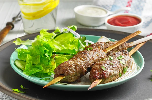 Espetinhos de carne picada grelhados kebabs — Fotografia de Stock