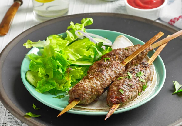 Grilované mleté maso špejle kebab — Stock fotografie