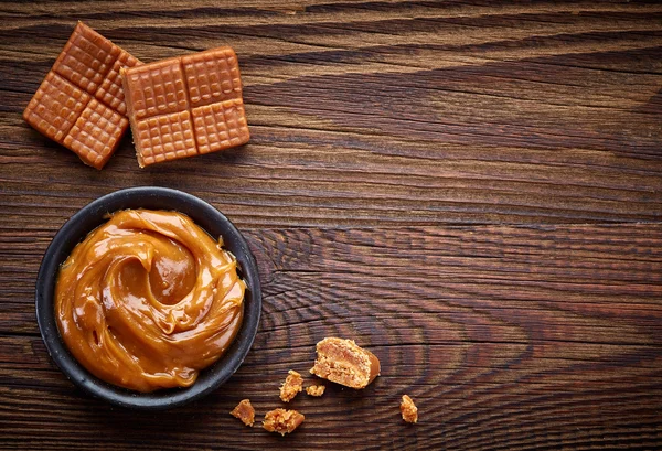 Caramelos y salsa dulce — Foto de Stock