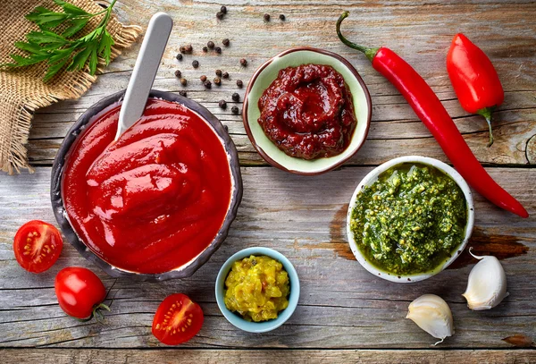 Varias salsas en la mesa de madera —  Fotos de Stock