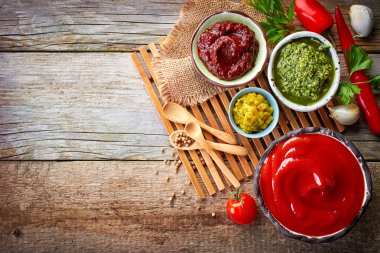 ahşap masa üzerinde çeşitli soslar