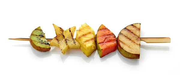 Morceaux de fruits grillés sur brochette — Photo