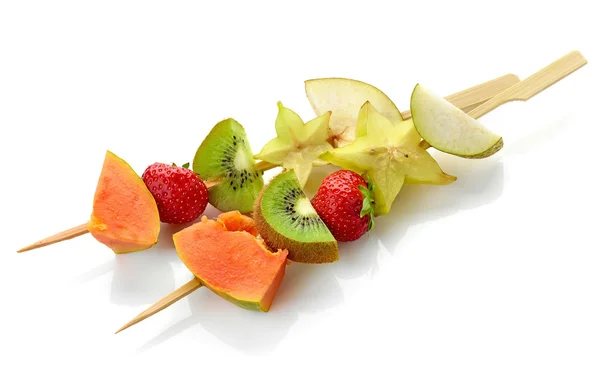 신선한 딸기와 꼬치에 과일 조각 — 스톡 사진