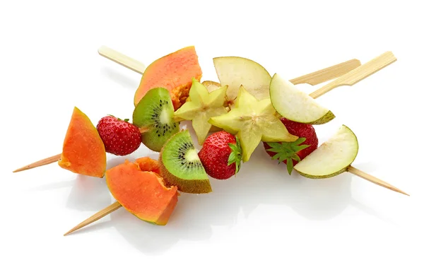 Bagas frescas e pedaços de frutas em espetos — Fotografia de Stock