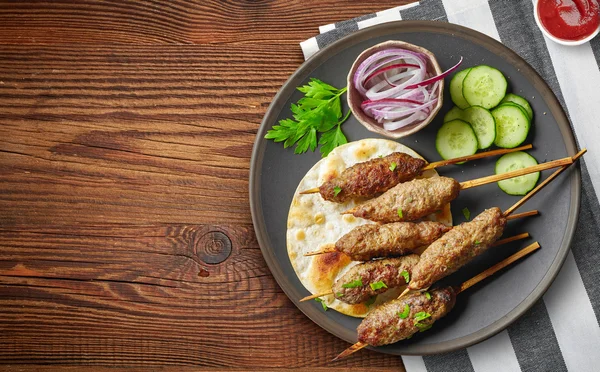 Espetinhos de carne picada grelhados kebabs — Fotografia de Stock