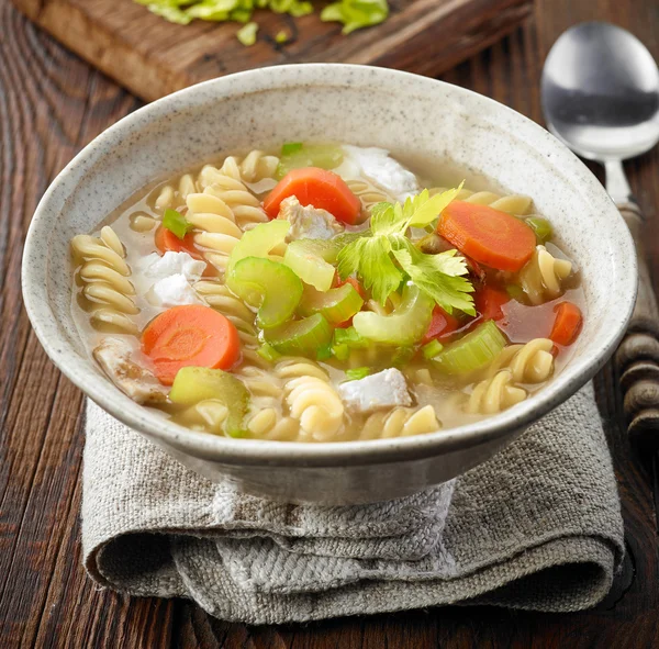 Hühner- und Gemüsesuppe — Stockfoto