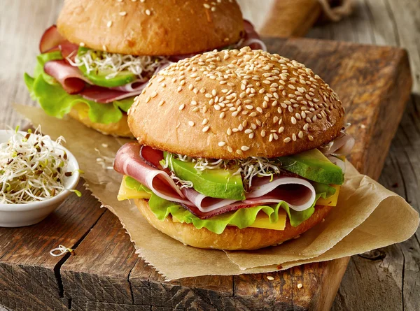 Sandwich au petit déjeuner avec viande fumée — Photo