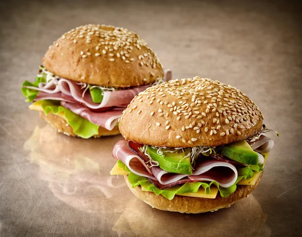 Twee vers ontbijt-sandwiches — Stockfoto