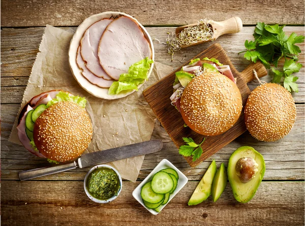 Frokostsandwich med røkt kjøtt – stockfoto