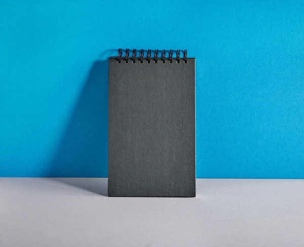 Cuaderno negro sobre fondo colorido — Foto de Stock