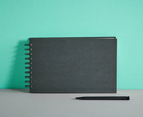 Cuaderno negro y pluma — Foto de Stock