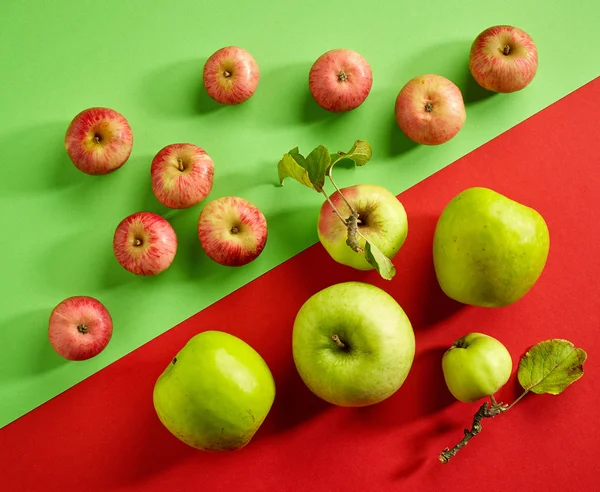 Grüne und rote Äpfel auf buntem Hintergrund — Stockfoto