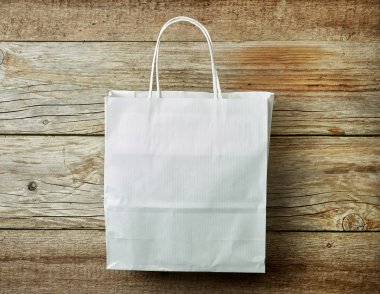 Beyaz kağıt alışveriş çantası.