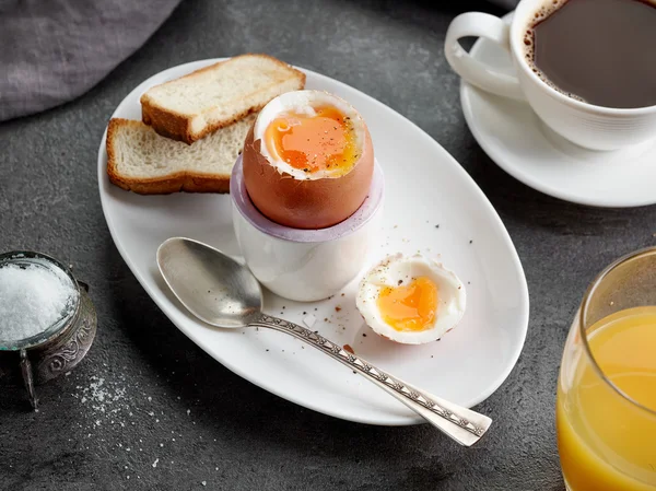 Oeuf de petit déjeuner bouilli — Photo