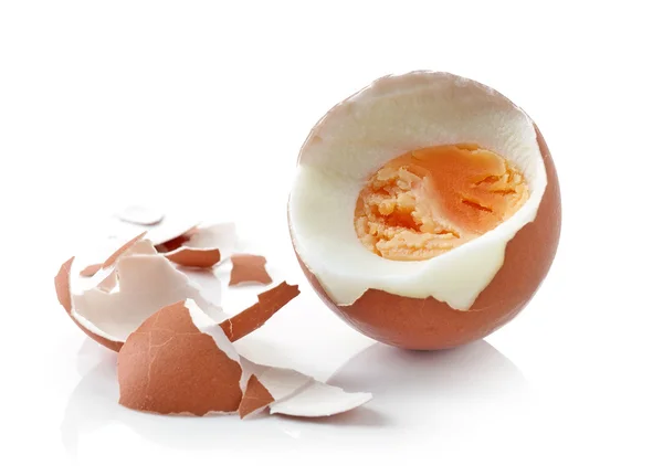 Beyaz arkaplanda kaynamış yumurta — Stok fotoğraf