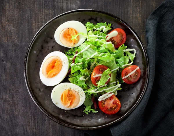 Салат с вареными яйцами — стоковое фото
