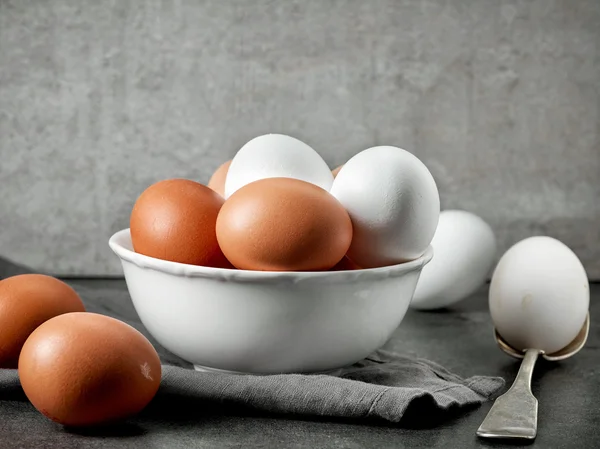 Различные сырые куриные яйца — стоковое фото