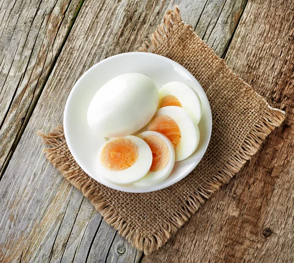 Huevo cocido en plato blanco — Foto de Stock