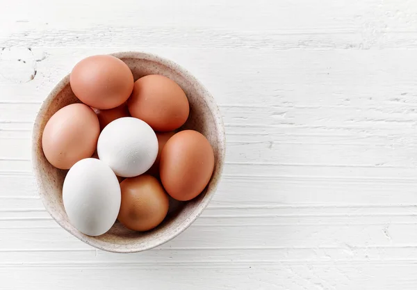 Schüssel mit verschiedenen frischen Eiern — Stockfoto