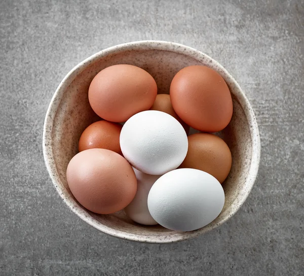 Schüssel mit verschiedenen frischen Eiern — Stockfoto