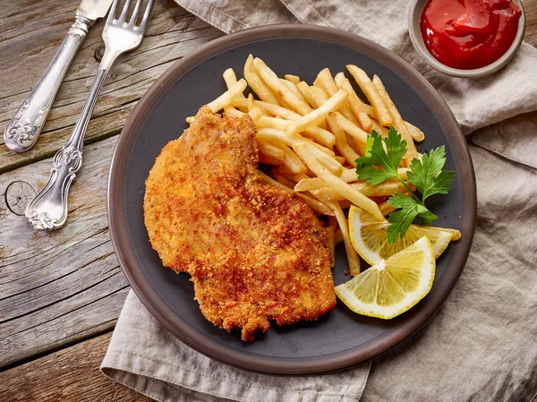 Schnitzel i smażonymi ziemniakami — Zdjęcie stockowe