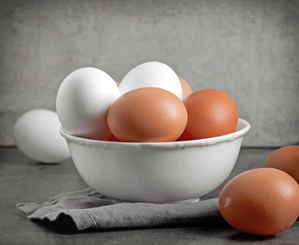 Schüssel mit frischen Eiern — Stockfoto