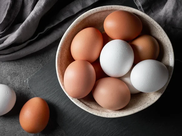 Mísa z různých vajec — Stock fotografie