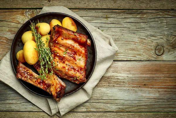 Costillas de cerdo a la parrilla y patatas —  Fotos de Stock