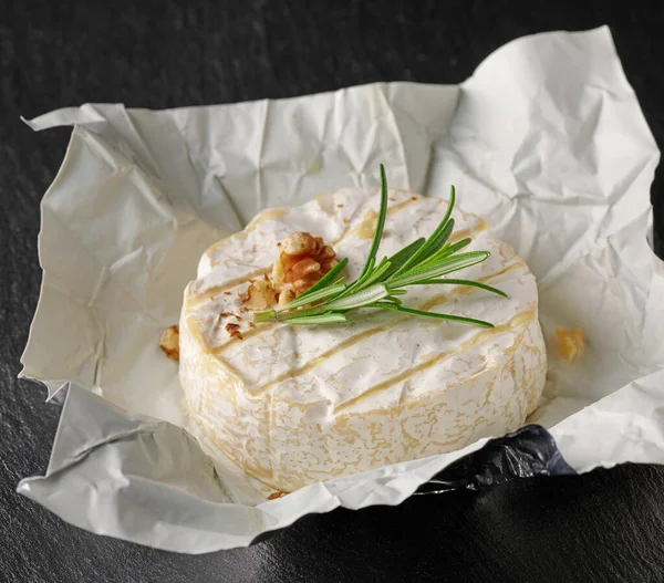 Brânză Proaspătă Brie Fundalul Plăcii Piatră Neagră — Fotografie, imagine de stoc