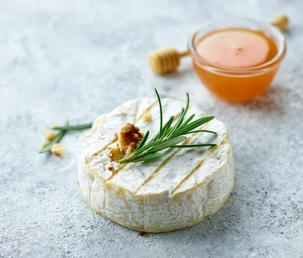 Stillleben Mit Frischem Brie Käse Rosmarin Und Honig — Stockfoto