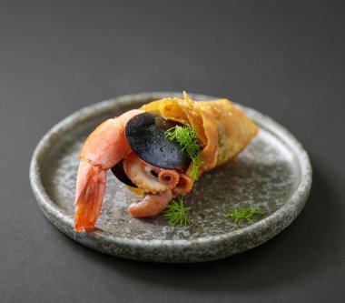 Gri tabakta deniz ürünleri atıştırması, seçici odaklanma