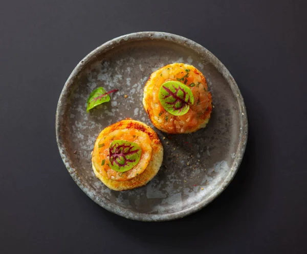 Gri tabakta somon aromalı kızarmış ekmek, üst manzara, seçici odak